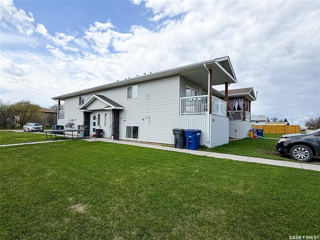 Property Photo: 215 2nd Street W SK S9X 1C7