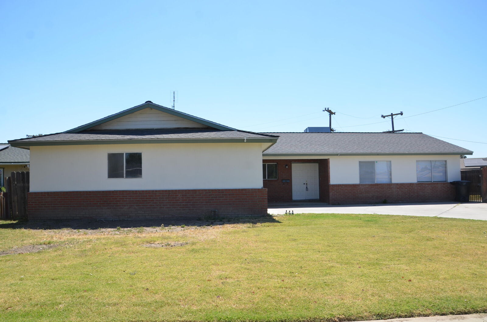Property Photo: 339 W Spring Lane CA 93245