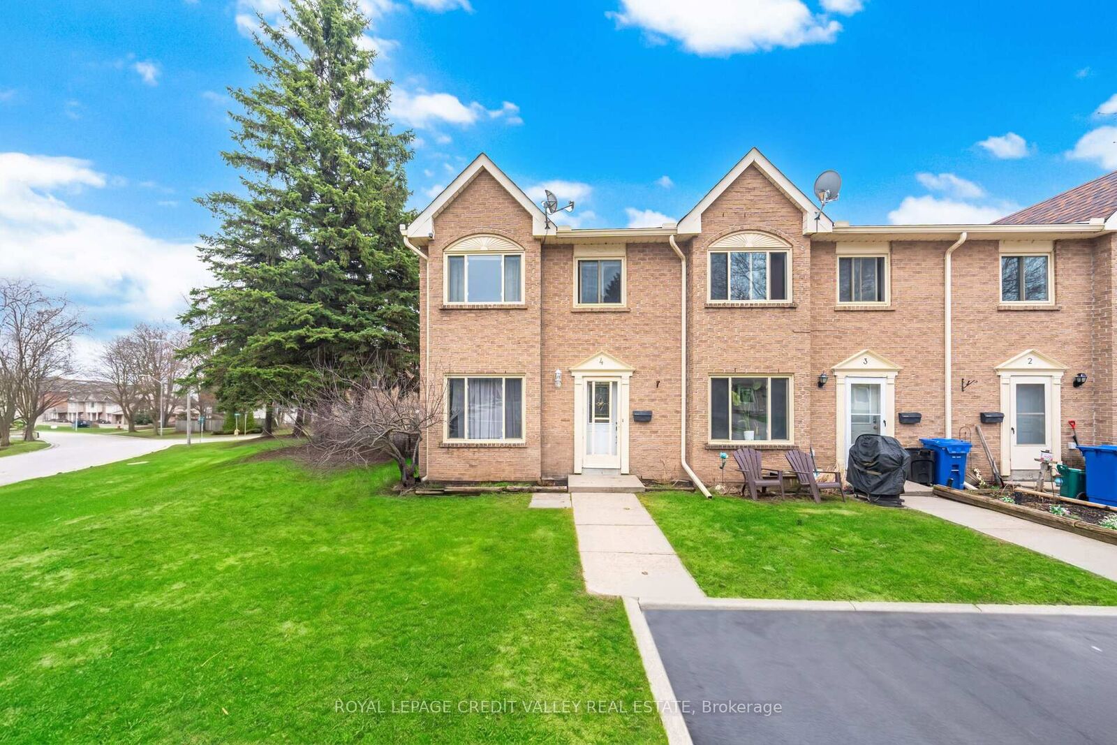 Property Photo: 2 Parkview Drive 4 ON L9W 1T2