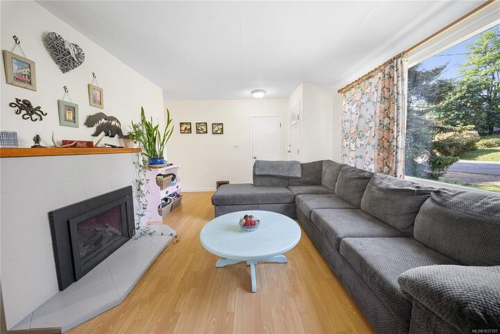 Property Photo:  443 Aysgarth St  BC V9R 1V7 