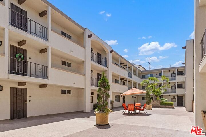 Property Photo: 12801 Moorpark St CA 91604