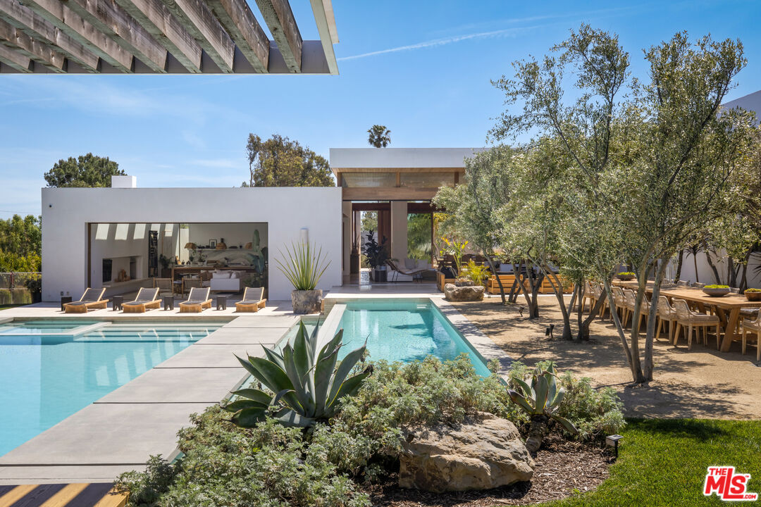 Property Photo: 28837 Selfridge Dr CA 90265