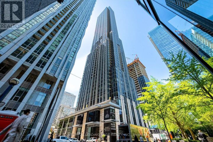 Property Photo:  11 Yorkville Avenue 3709  ON M4W 0B7 