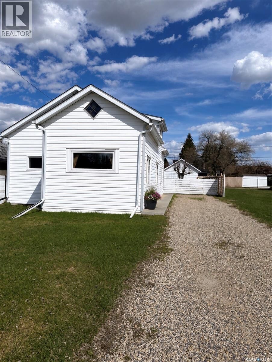 Property Photo: 901 2nd Street W SK S0E 1E0