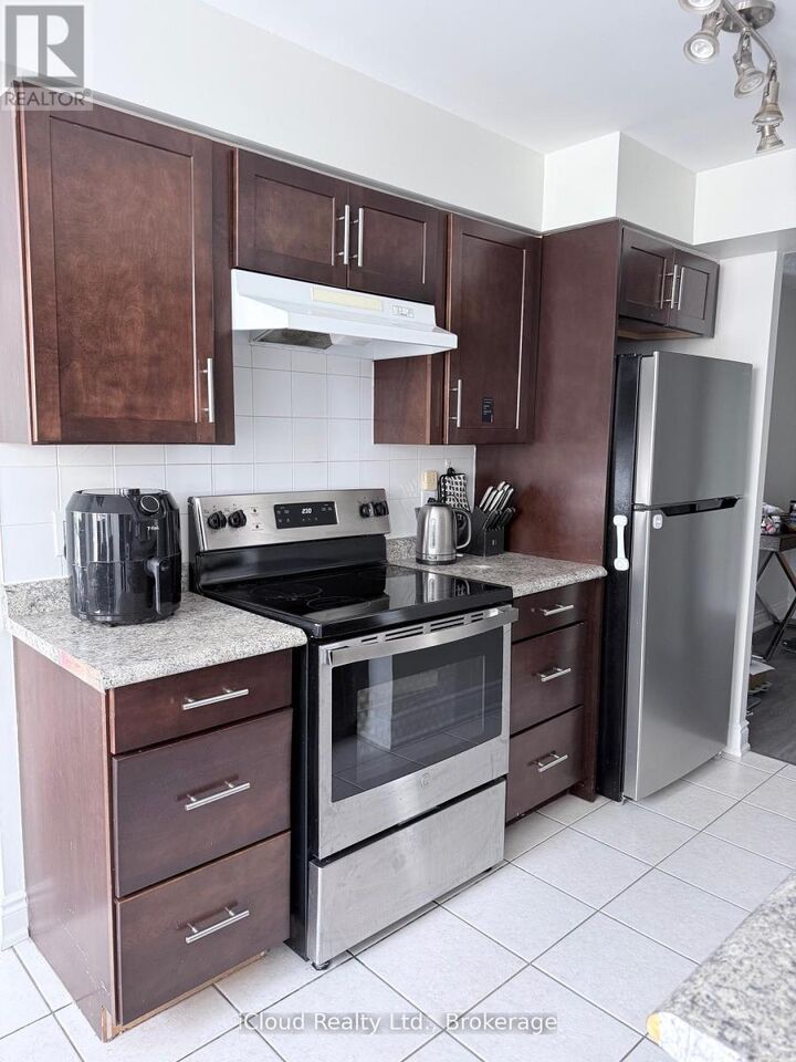Property Photo:  156 Enfield Place 1509  ON L5B 4L8 
