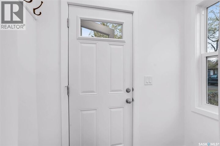 Property Photo:  1230 E Avenue N  SK S7L 1T4 