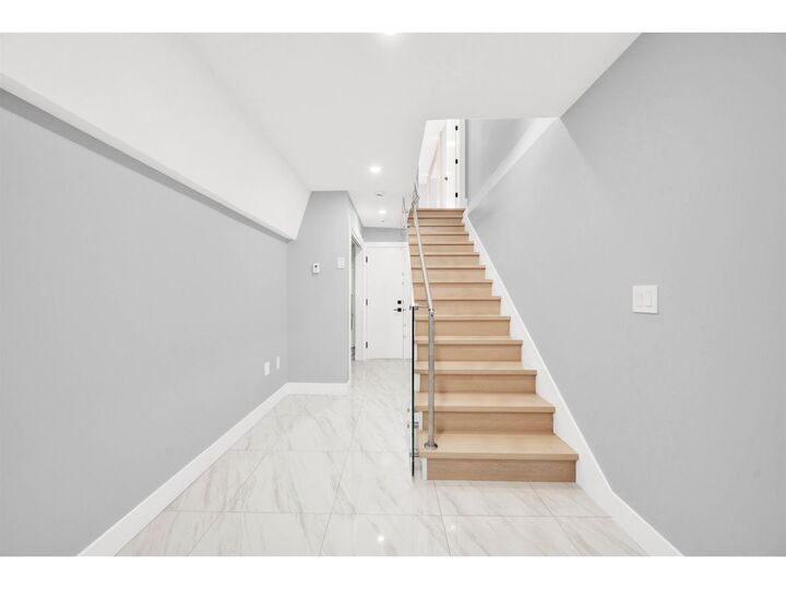 Photo de la propriété:  11775 82B Avenue  BC V4C 2E8 