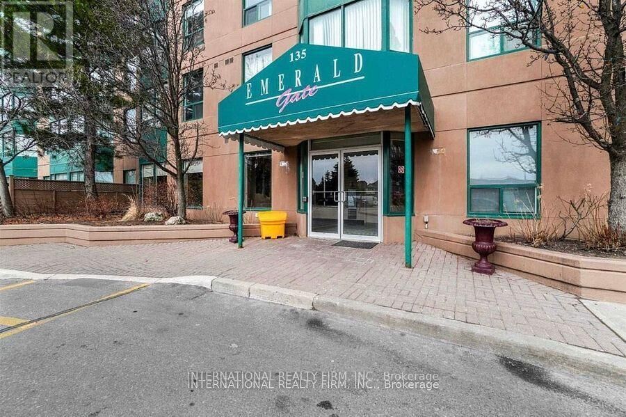 Property Photo:  135 Hillcrest Avenue 1010  ON L5B 4B1 