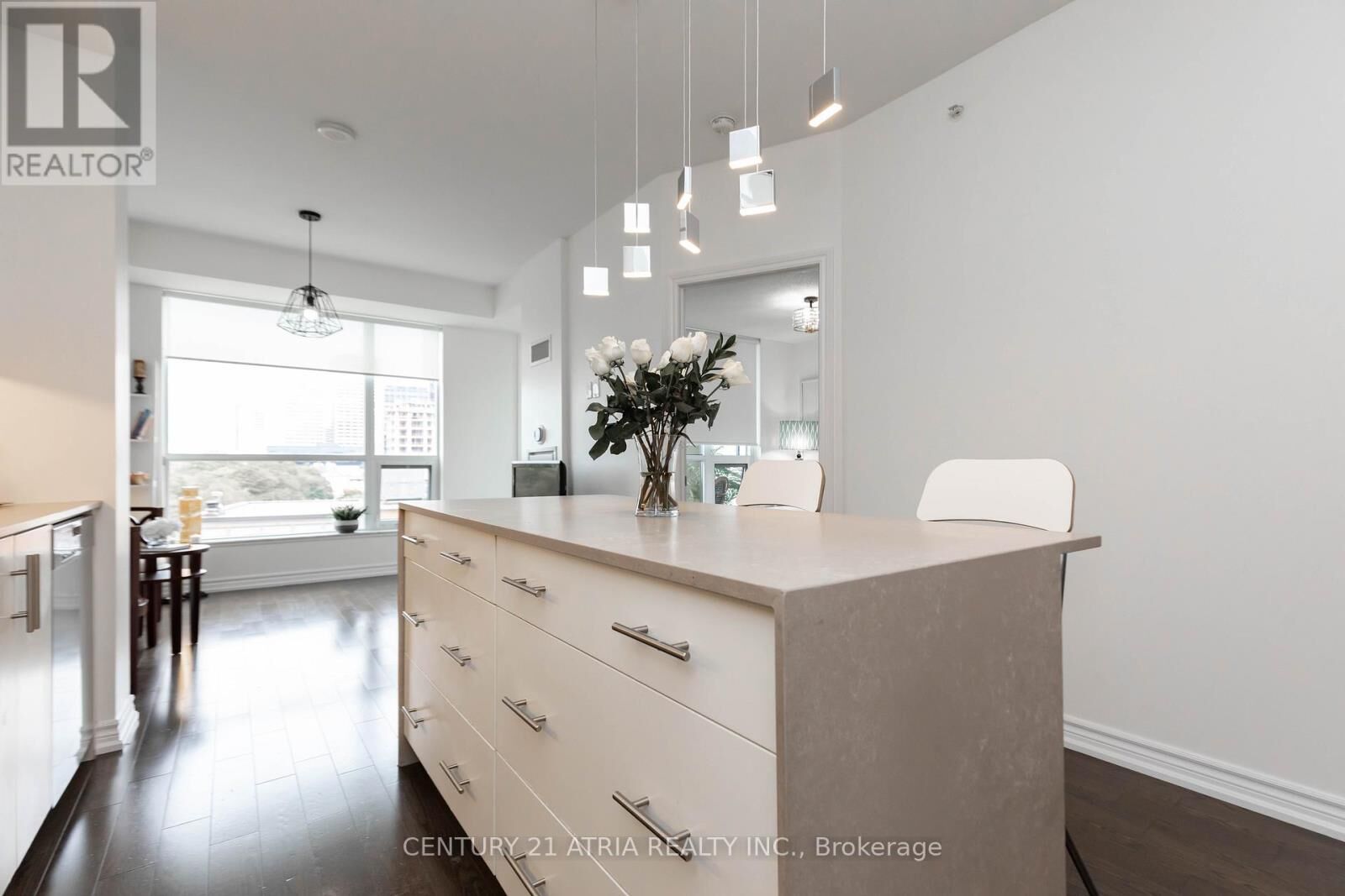 Property Photo:  23 Glebe Road West 519  ON M5P 0A1 