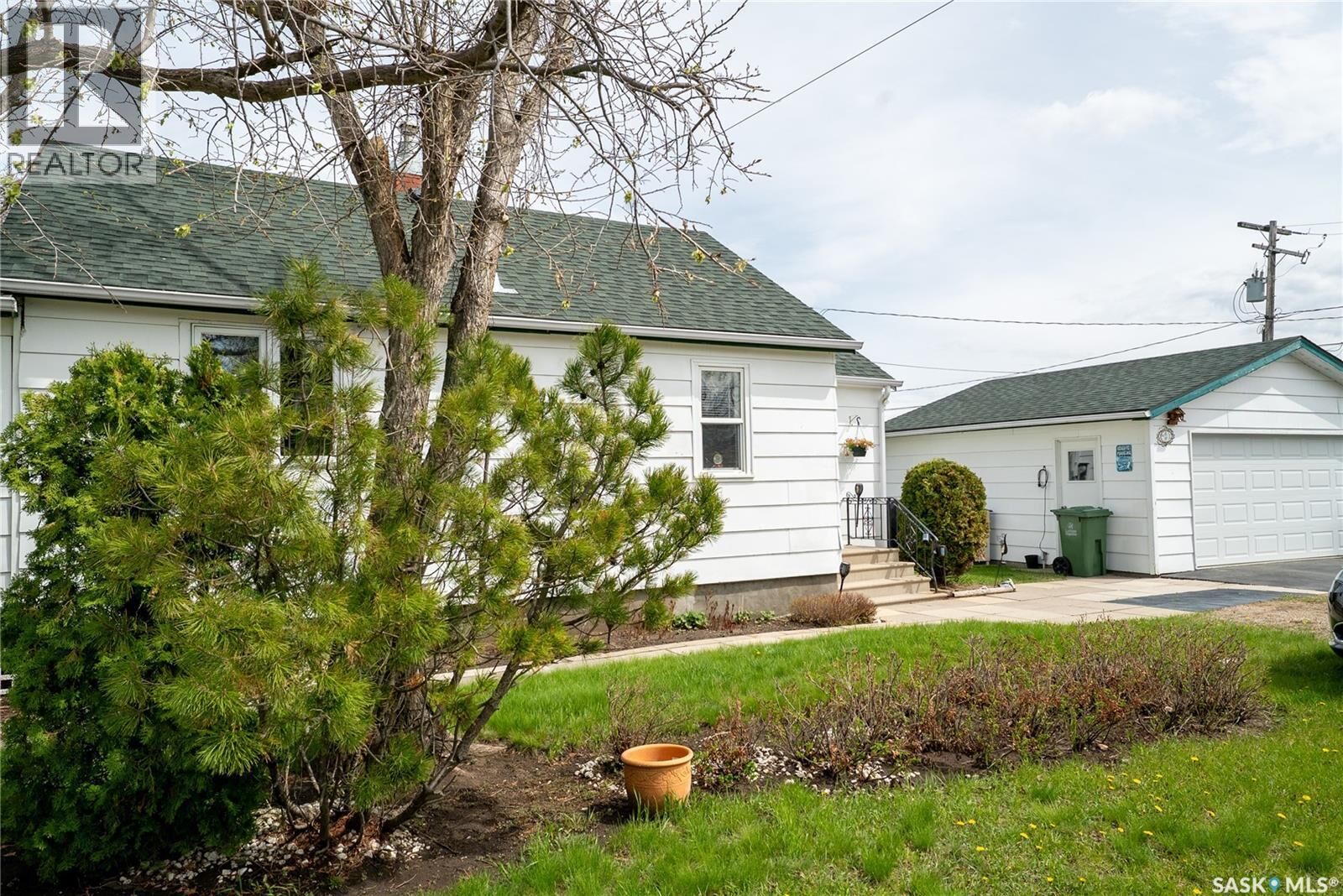 Property Photo:  300 Carson Street  SK S0K 1K0 
