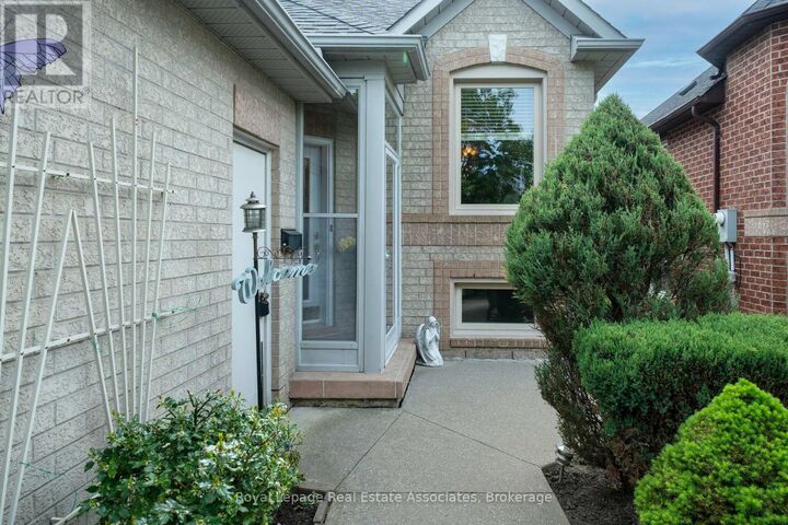 Property Photo:  52 Royal Orchard Drive  ON L6X 4M4 