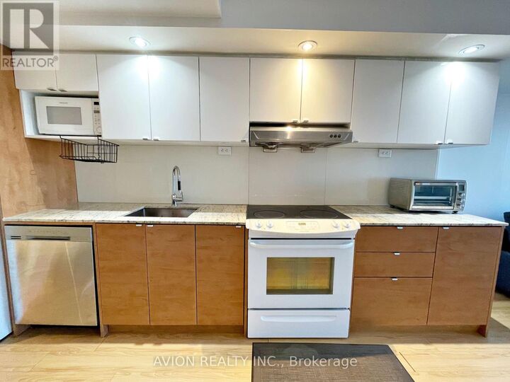 Property Photo:  121 McMahon Drive 705  ON M2K 0C1 