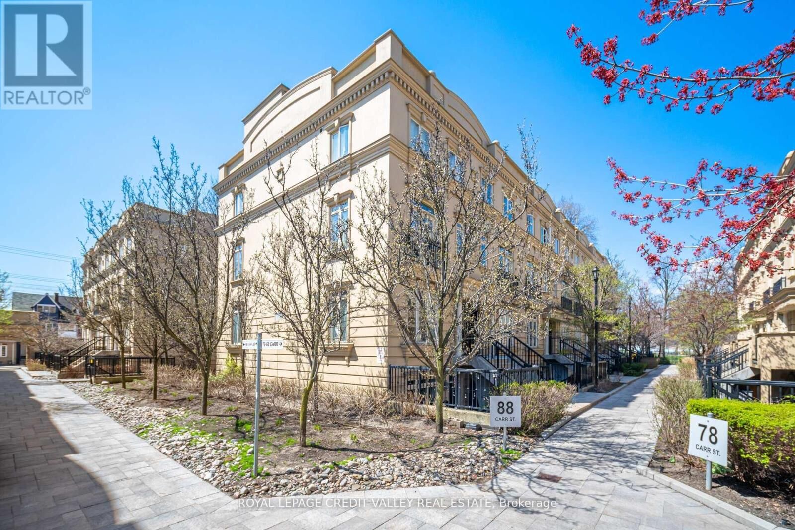 Property Photo:  88 Carr Street Th21  ON M5T 1B7 