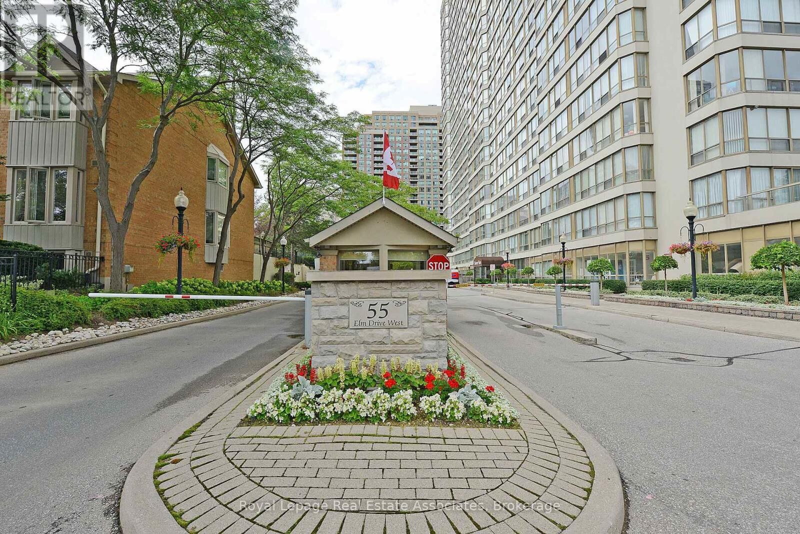 Property Photo: 55 Elm Drive West 501 ON L5B 3Z3
