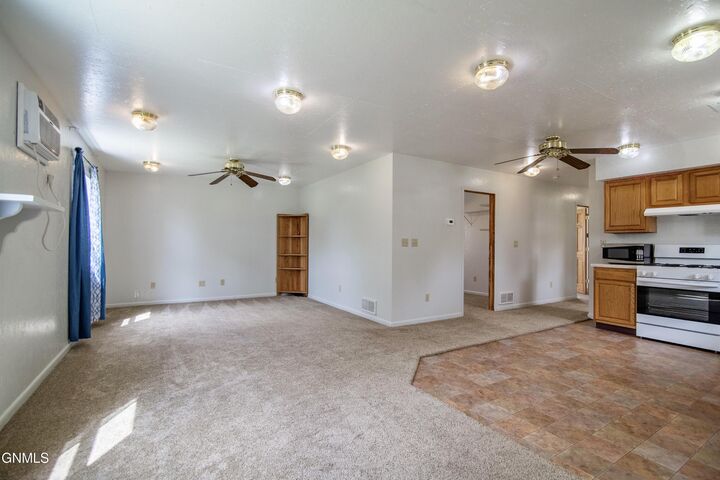 Property Photo: 916 1st Avenue E ND 58647