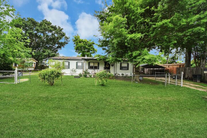 Property Photo:  204 Edith Street  TX 77562 