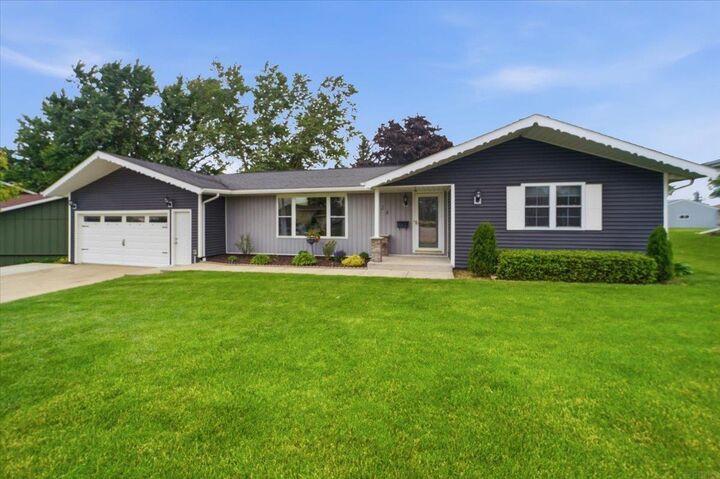 Property Photo:  524 8th Ave NE  IA 50662 