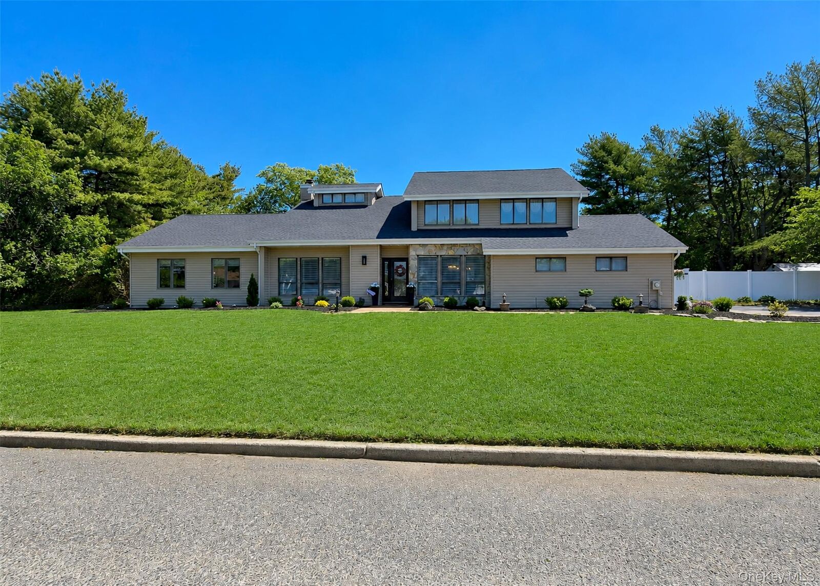 Property Photo:  25 Vineyard Way  NY 11766 