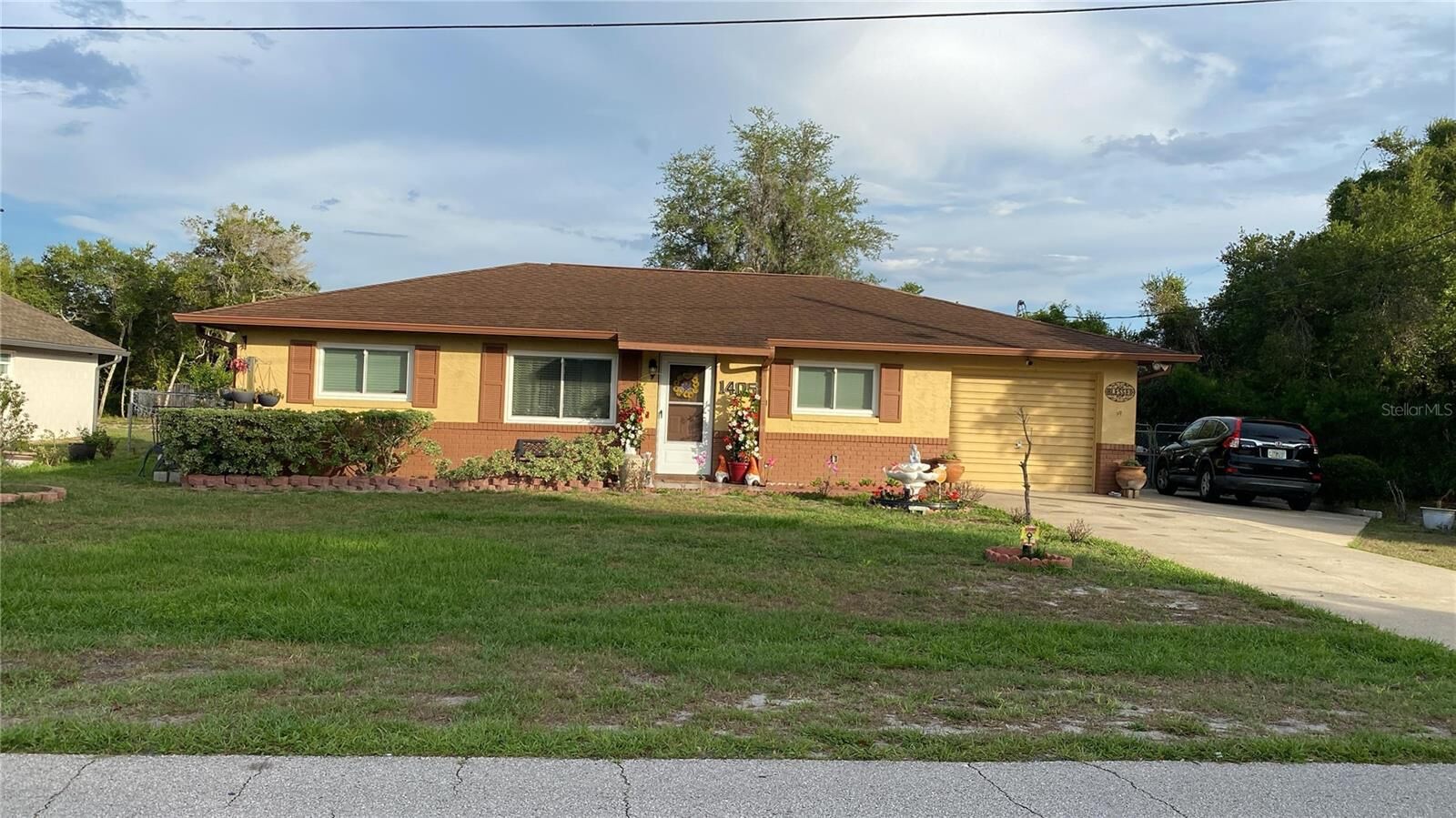 Property Photo: 1405 Coronet Drive FL 32725