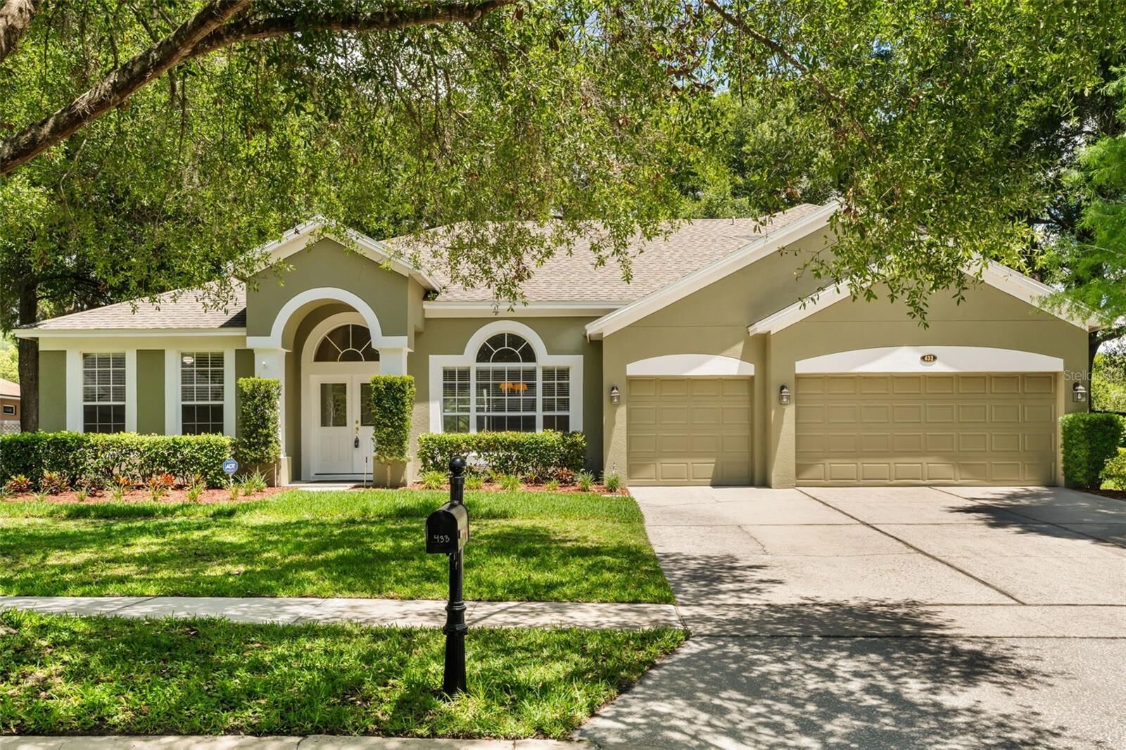 Property Photo: 433 Chinahill Court FL 32712