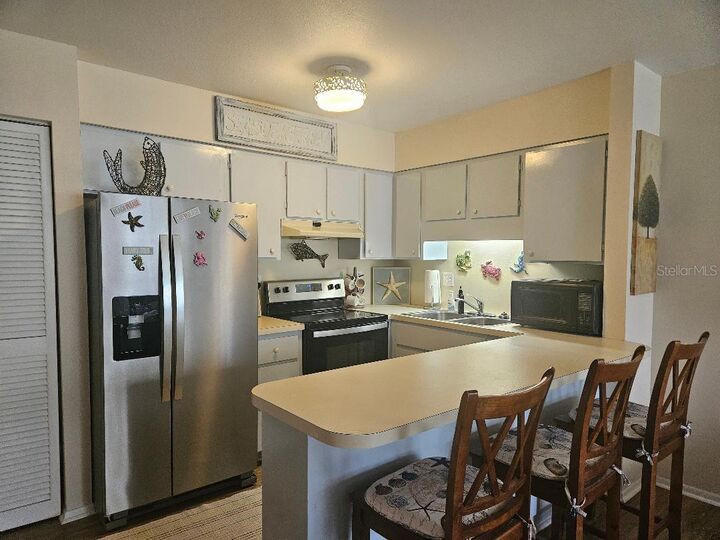 Property Photo:  810 Kings Court B  FL 33950 