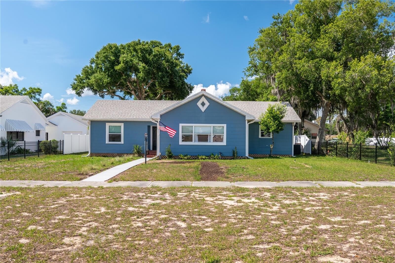 Property Photo:  414 E Bullard Avenue  FL 33853 