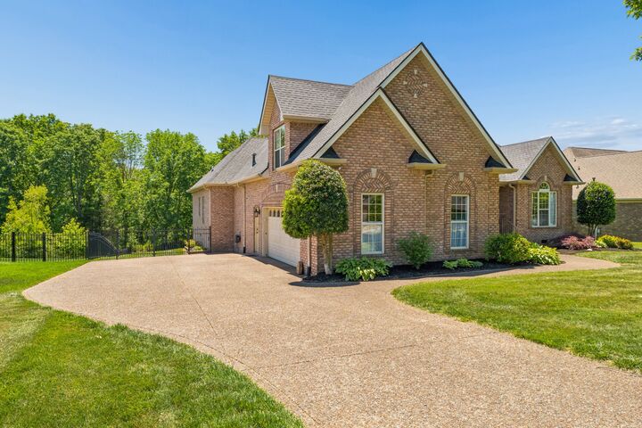 Property Photo:  1038 Briarwood Dr  TN 37048 
