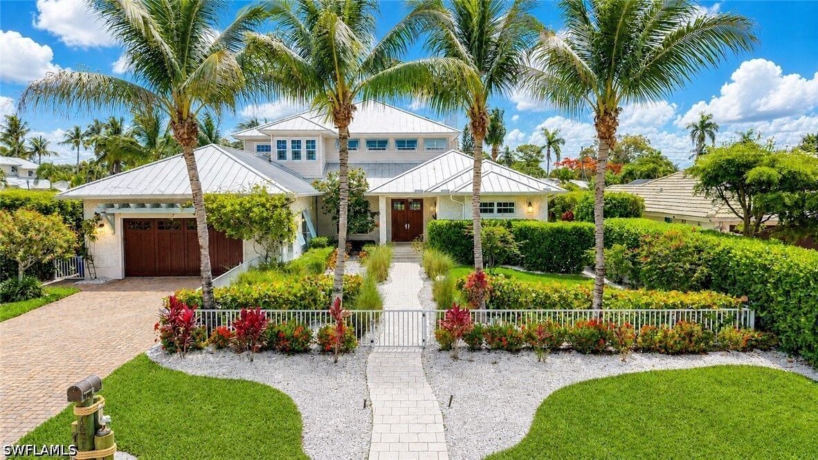 Property Photo: 1571 Bonita Lane FL 34102