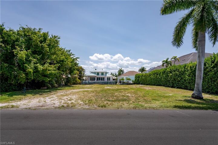Property Photo:  2165 Tarpon Rd  FL 34102 
