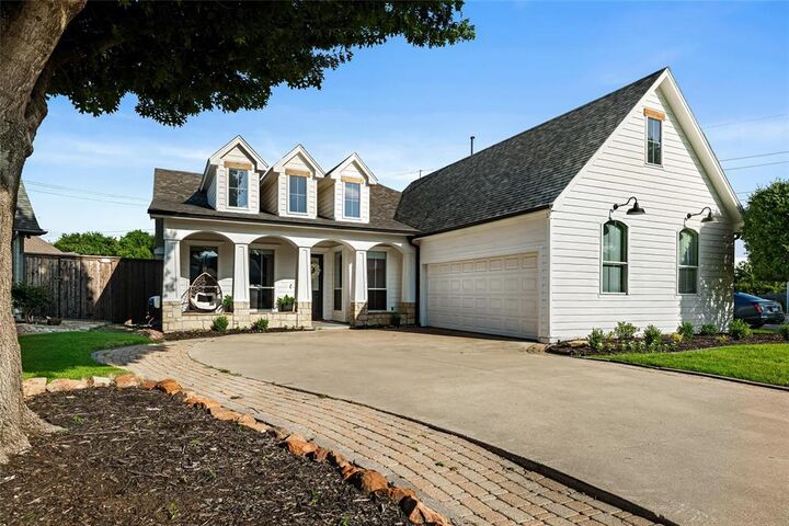 Property Photo:  520 Dooley Court  TX 76051 
