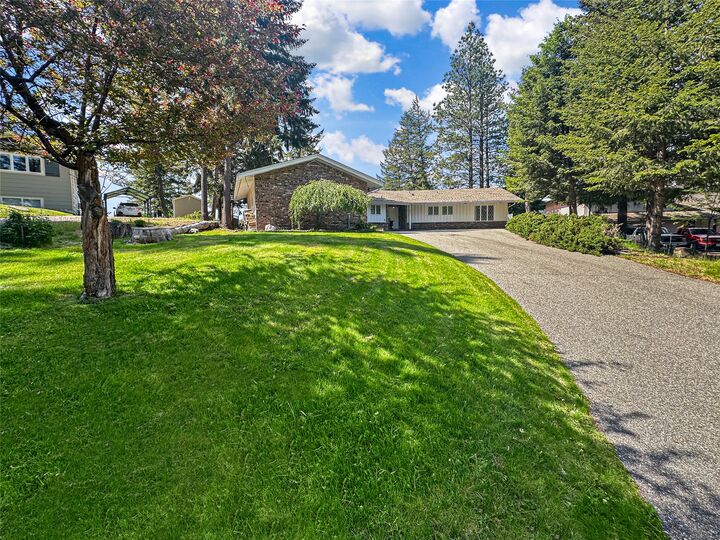 Property Photo: 221 West Place BC V0X 1W0