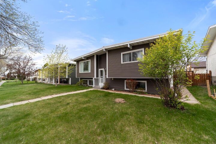 Property Photo:  6614 44B Avenue  AB T4V 2V5 