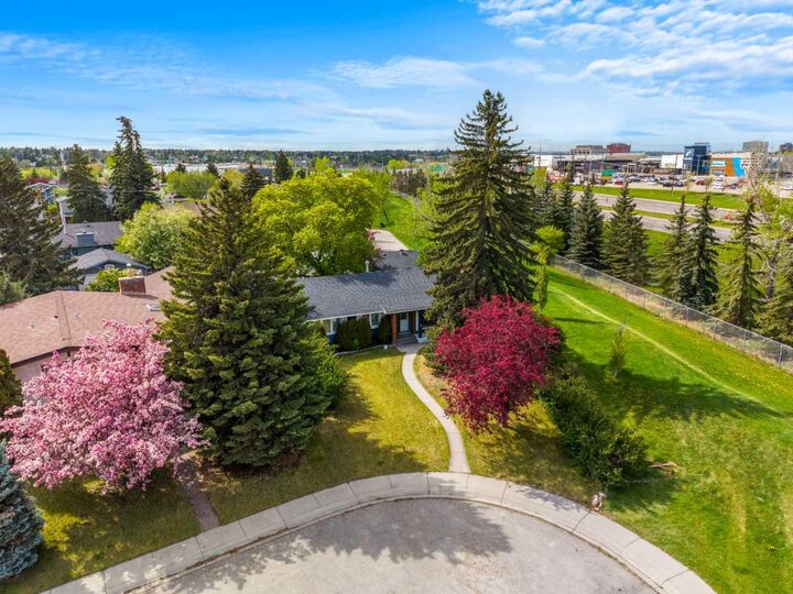 Photo de la propriété:  235 Lake Rosen Crescent SE  AB T2J 3L9 