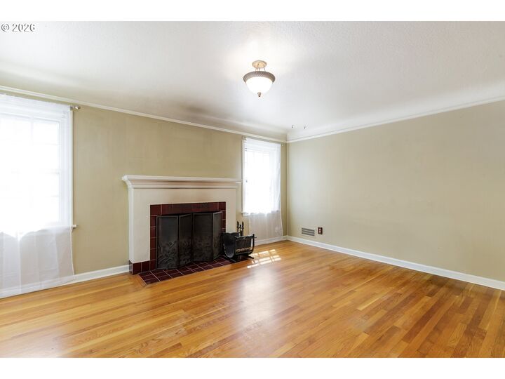 Property Photo:  232 NE Russet St  OR 97211 