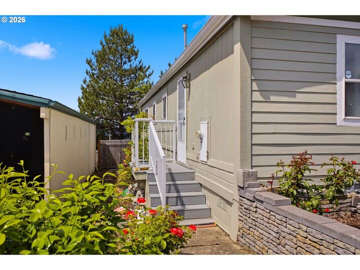 Property Photo: 851 SW Sunset Way 28 OR 97060