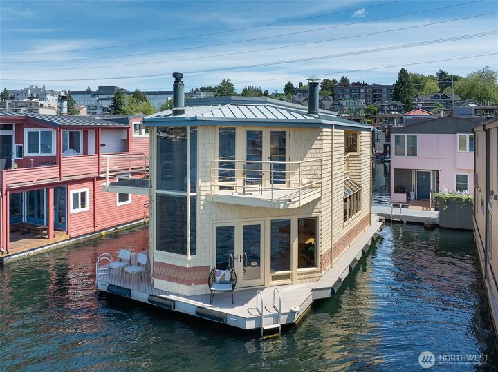 Property Photo: 10 E Roanoke Street 8 WA 98102