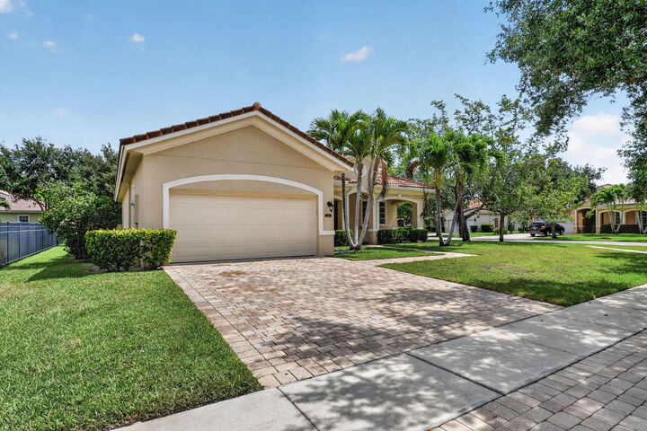 Property Photo: 6810 Osage Circle FL 33413