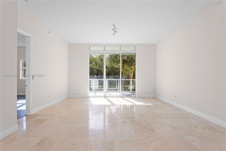 Property Photo:  15051 Royal Oaks Ln 101  FL 33181 