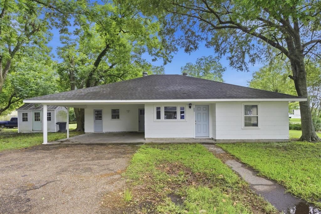 Property Photo: 609 N Elm Street N LA 70591