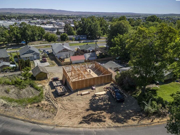Property Photo:  622 Sunnyside Ave  WA 98944 