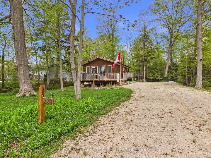 220 Shadywood Crescent — photo 1