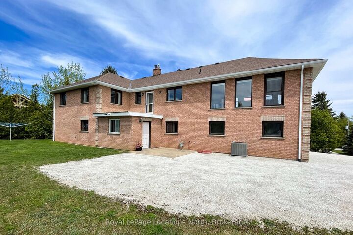 Property Photo: 252 Lakeshore Road N ON N4L 1W5