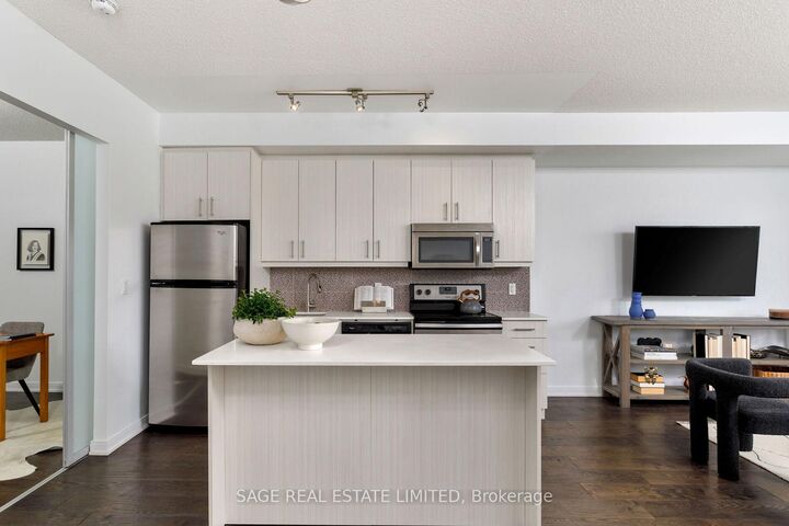 Property Photo: 760 The Queensway N/A 401 ON M8Z 0E1