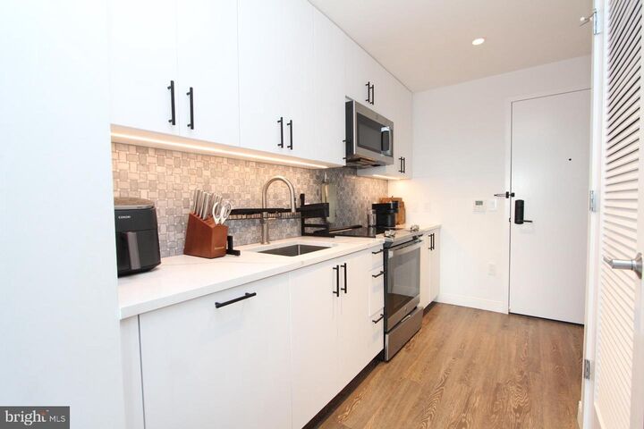 Property Photo: 200 Spring Garden Street 24 PA 19123
