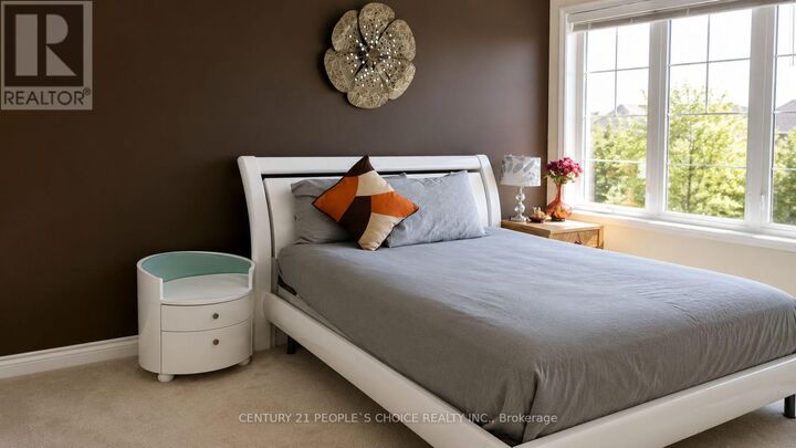 Property Photo:  881 Oasis Drive Upper  ON L5V 0C6 