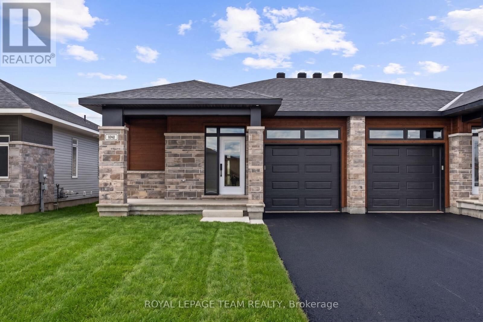 Property Photo:  1090 Moore Street  ON K6V 7N1 