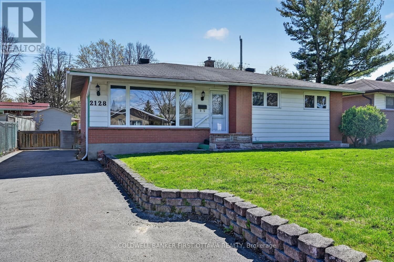 Property Photo: 2128 Kingsley Road ON K2C 2X5