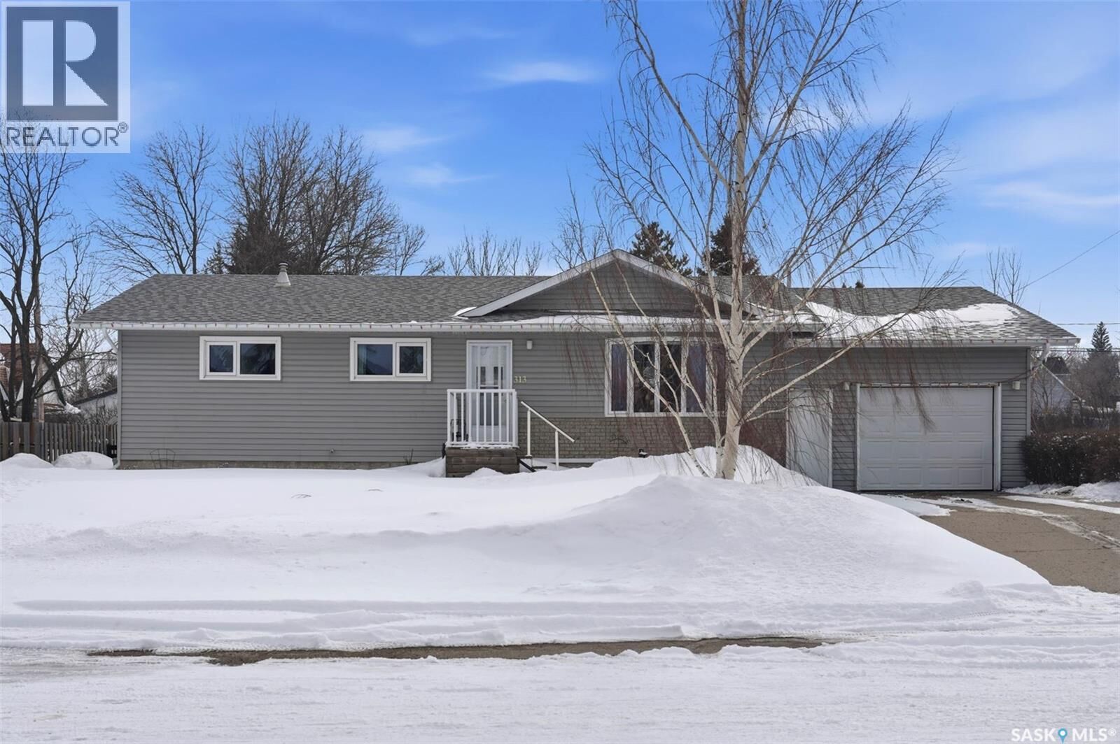 Property Photo:  313 7th Avenue W  SK S0K 4T0 