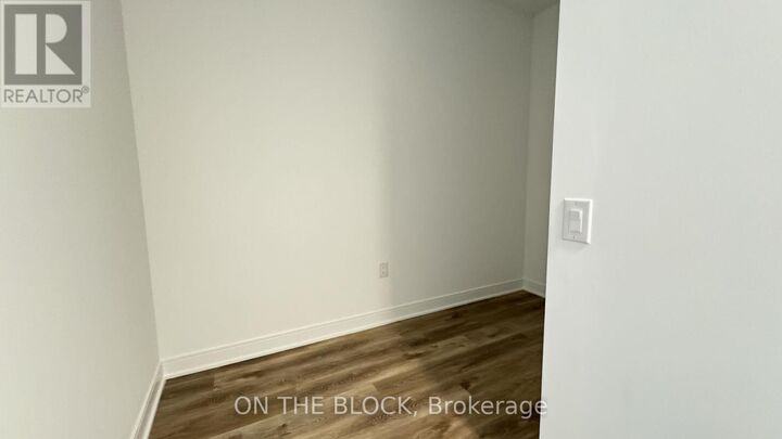 Property Photo: 86 Dundas Street East 423 ON L5A 1W4