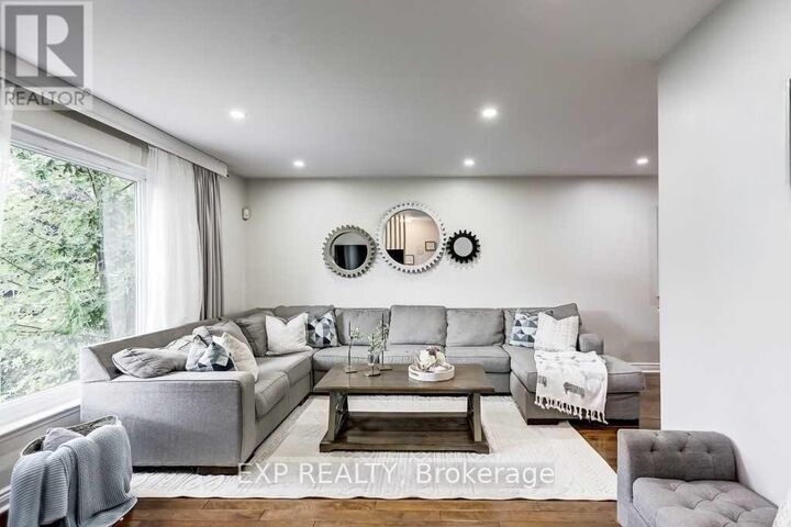 Property Photo:  72 Billington Crescent Upper  ON M3A 2G6 